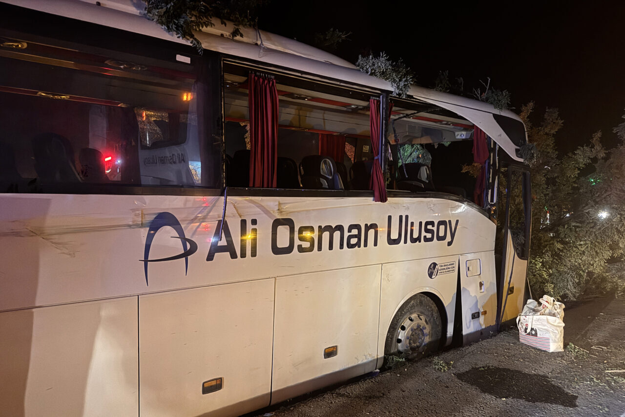 Kayseri'de yolcu otobüsünün orta refüjdeki ağaçlara çarpması sonucu 1 kişi