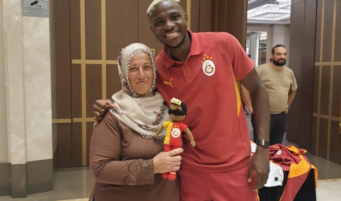 Nijeryalı golcü Victor Osimhen'e örgü bebek hediye etmesiyle tanınan 56