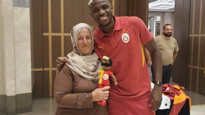 Nijeryalı golcü Victor Osimhen'e örgü bebek hediye etmesiyle tanınan 56