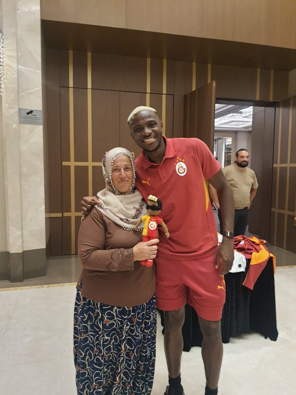 Nijeryalı golcü Victor Osimhen'e örgü bebek hediye etmesiyle tanınan 56