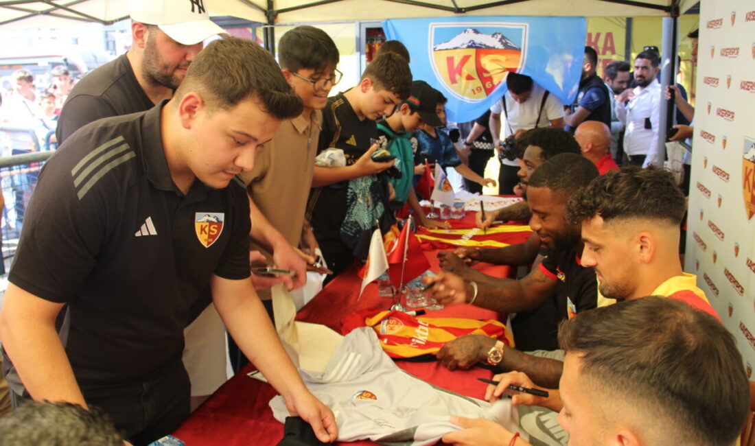 Trendyol Süper Lig ekiplerinden Zecorner Kayserispor'da 5 futbolcu, düzenlenen imza