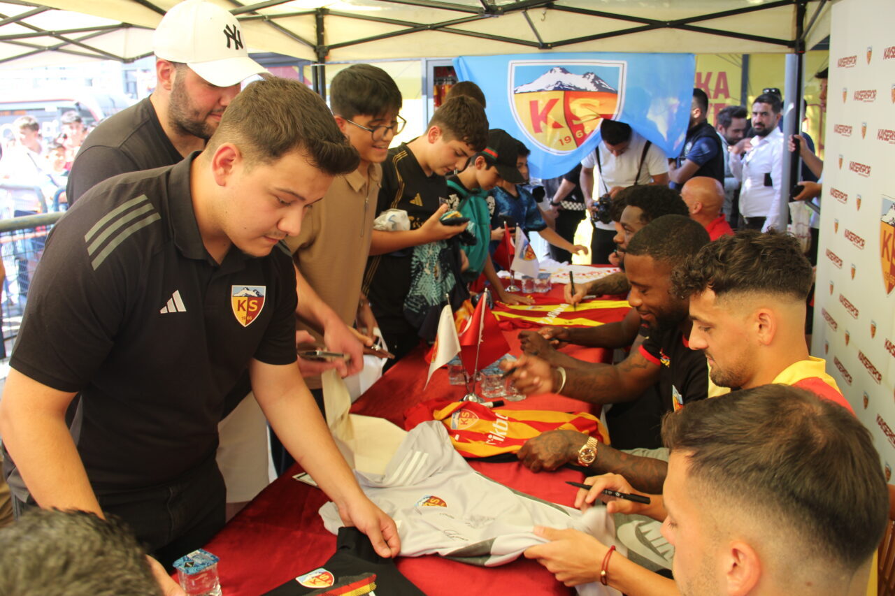 Trendyol Süper Lig ekiplerinden Zecorner Kayserispor'da 5 futbolcu, düzenlenen imza