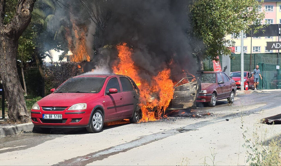  Kocaeli'nin Gebze ilçesinde park halindeki iki otomobilde çıkan yangın, itfaiye