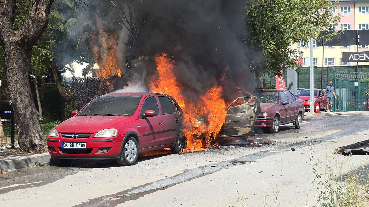  Kocaeli'nin Gebze ilçesinde park halindeki iki otomobilde çıkan yangın, itfaiye