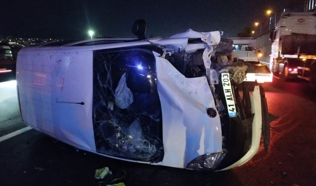 Kocaeli'nin Dilovası ilçesinde hafif ticari aracın lastiği patlayan otomobile çarptığı