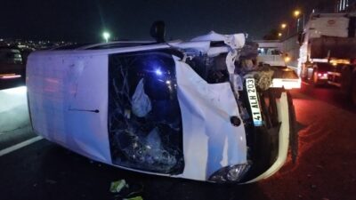 Kocaeli'nin Dilovası ilçesinde hafif ticari aracın lastiği patlayan otomobile çarptığı