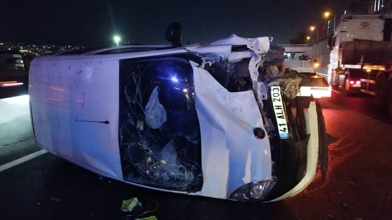 Kocaeli'nin Dilovası ilçesinde hafif ticari aracın lastiği patlayan otomobile çarptığı