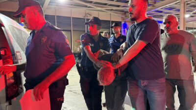 Konya'nın merkez Karatay ilçesinde araca düzenlediği silahlı saldırıyla 1'i çocuk