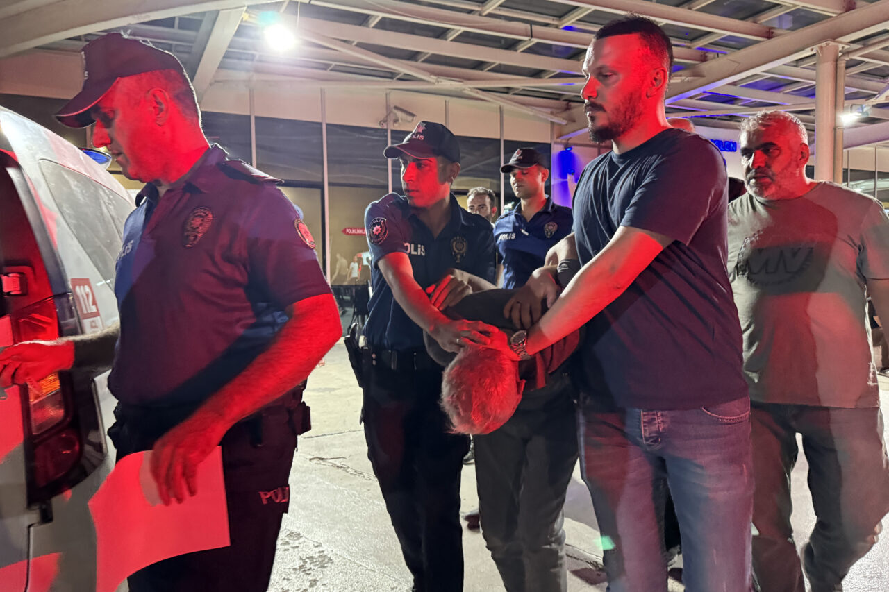 Konya'nın merkez Karatay ilçesinde araca düzenlediği silahlı saldırıyla 1'i çocuk