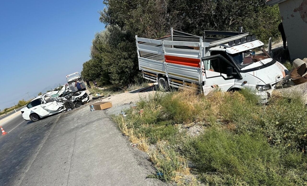 Konya'nın Karapınar ilçesinde, otomobil ile kamyonetin çarpışması sonucu 1 kişi