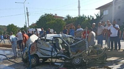 Konya’nın Doğanhisar ilçesinde otomobille çarpışan çekicinin devrildiği kazada 3 kişi