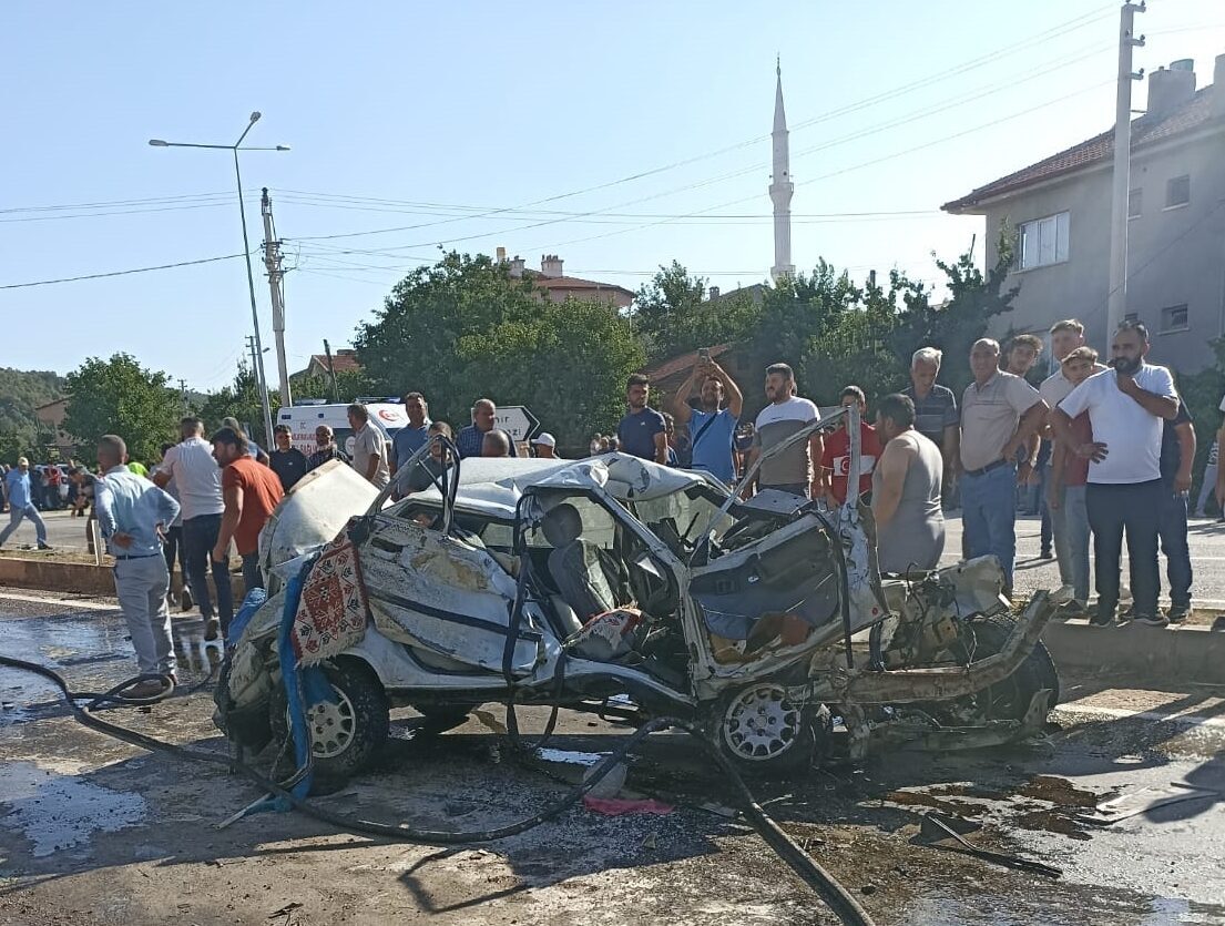 Konya’nın Doğanhisar ilçesinde otomobille çarpışan çekicinin devrildiği kazada 3 kişi