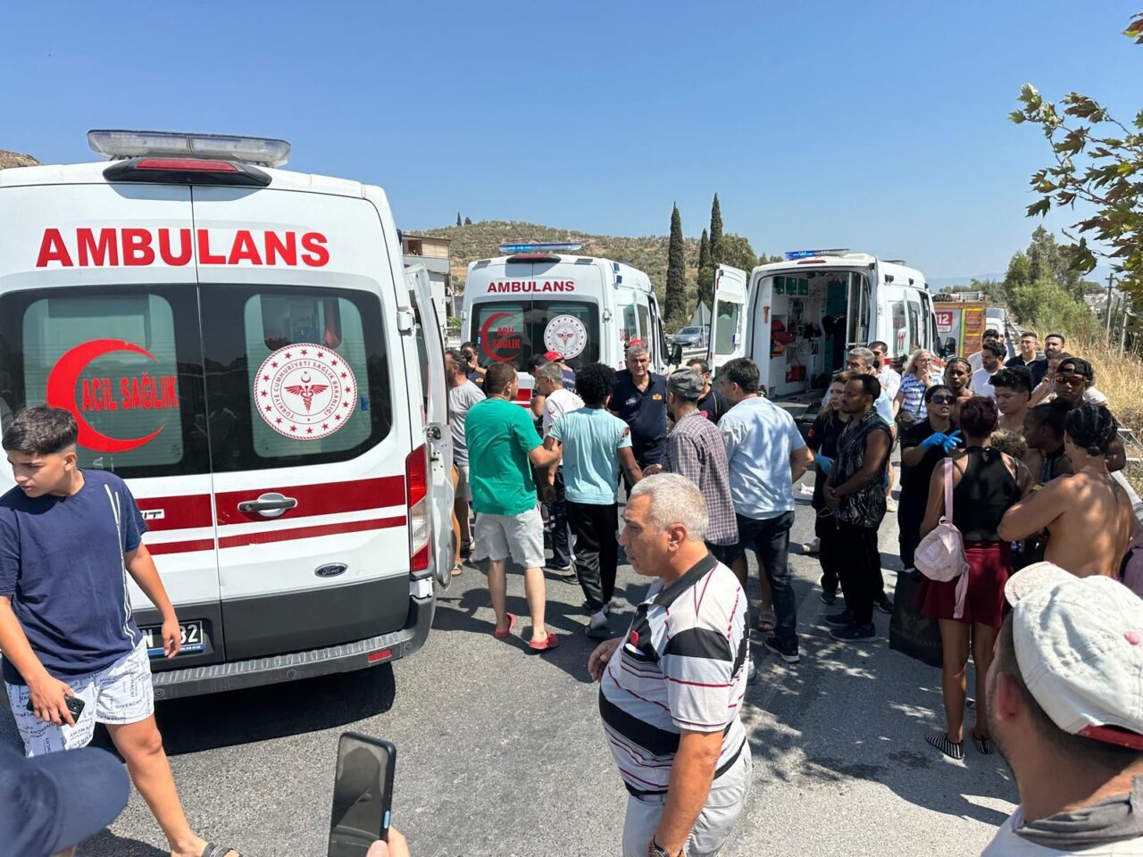 Aydın'ın Kuşadası ilçesinde yabancı turistleri taşıyan minibüsün devrilmesi sonucu 7