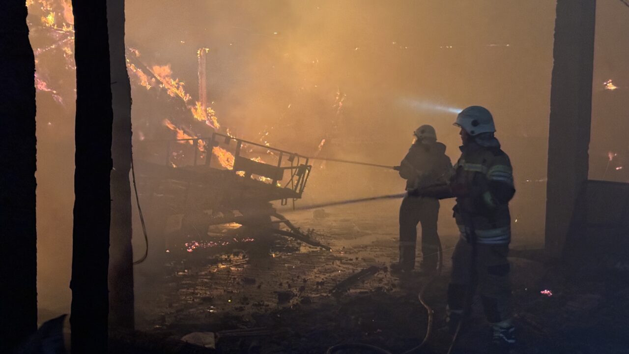  Kütahya'da bir köyde çıkan yangında 2 ev, 3 samanlık ve