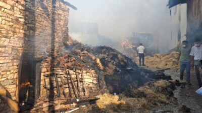  Kütahya'nın Emet ilçesinde, bir köyde çıkan yangında 2 ev 4