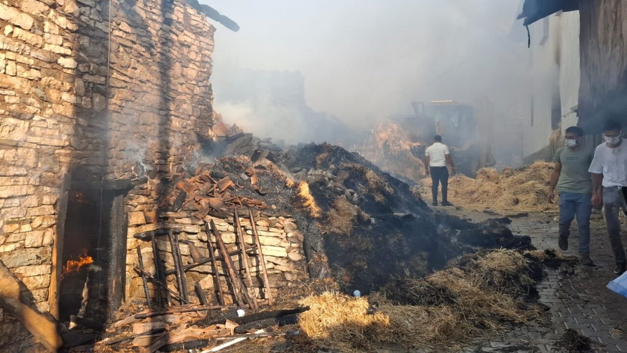  Kütahya'nın Emet ilçesinde, bir köyde çıkan yangında 2 ev 4