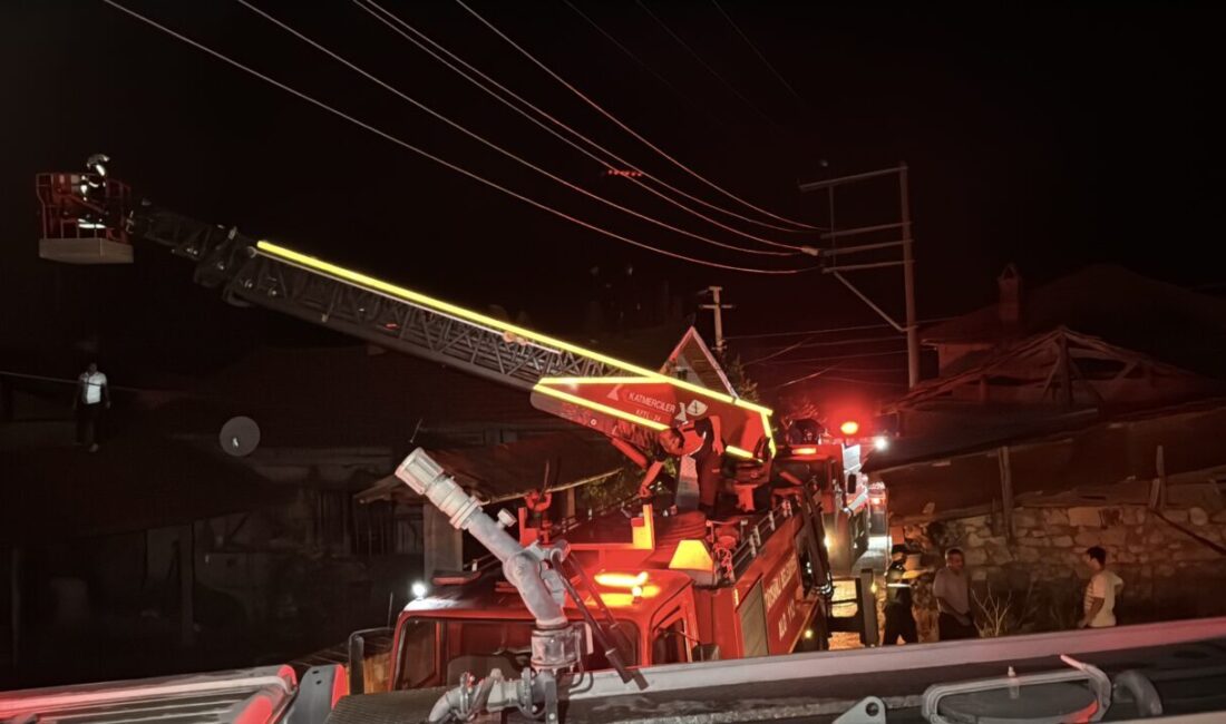 Kütahya'nın Tavşanlı ilçesinde, bir köyde çıkan yangında 4 ev kullanılamaz