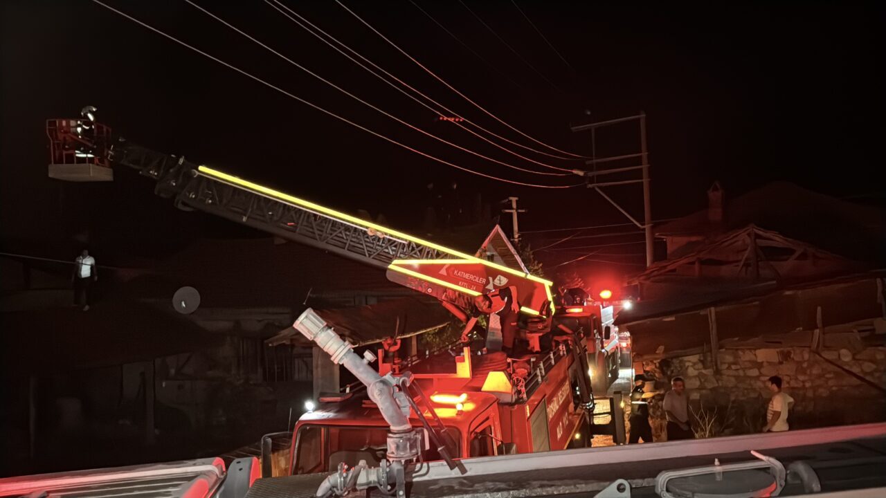 Kütahya'nın Tavşanlı ilçesinde, bir köyde çıkan yangında 4 ev kullanılamaz