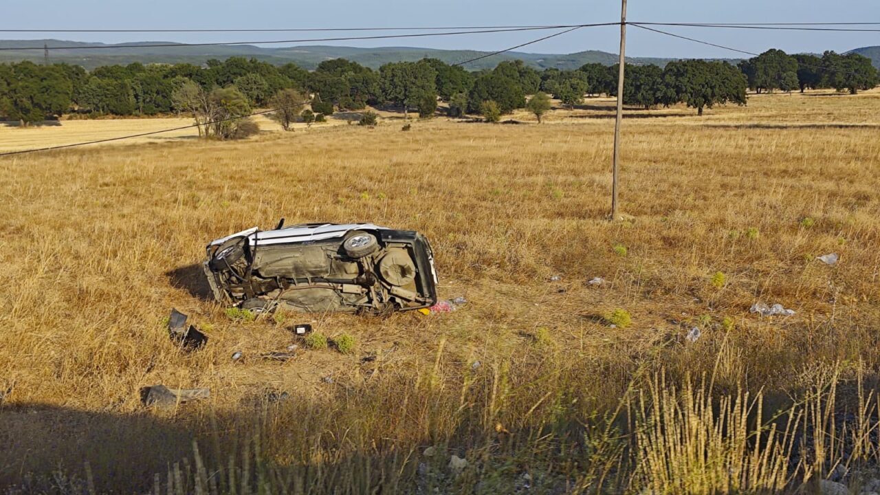 Kütahya'nın Emet ilçesinde, otomobilin tarlaya devrilmesi sonucu 1 kişi öldü,