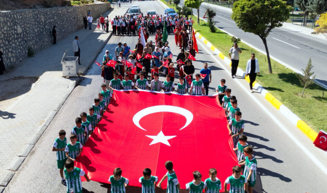 Malatya'nın Darende ilçesinde Zengibar Karakucak Güreş ve Kültür Festivali, kortej