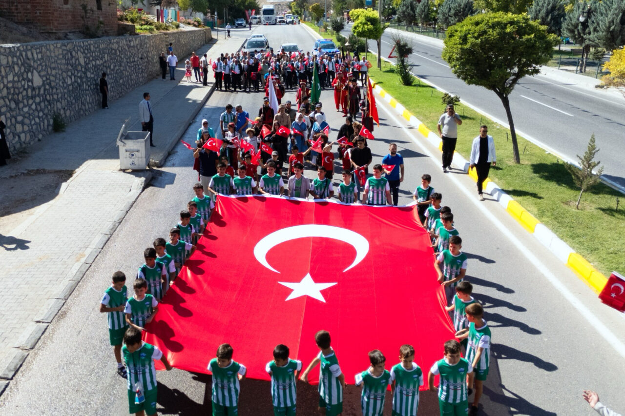 Malatya'nın Darende ilçesinde Zengibar Karakucak Güreş ve Kültür Festivali, kortej