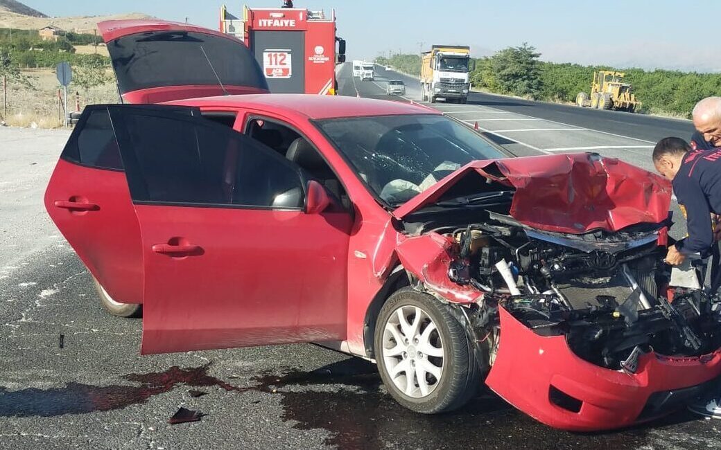 Malatya'nın Yeşilyurt ilçesinde çekiciye bağlı römorka çarpan otomobildeki 5 kişi