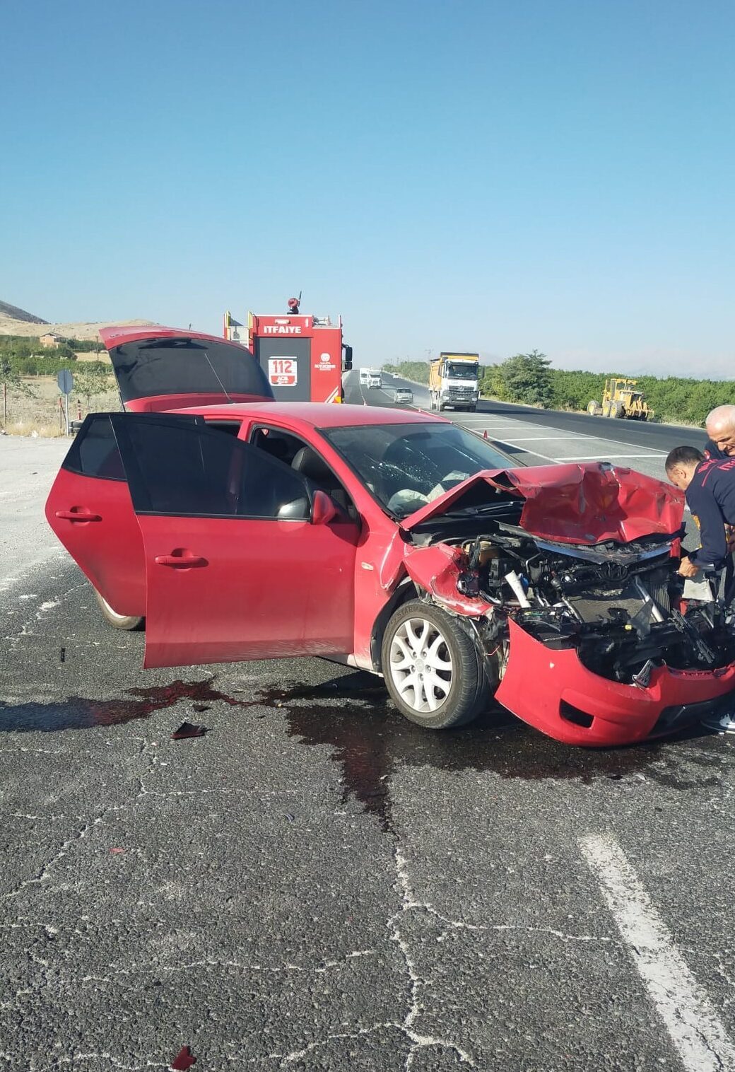 Malatya'nın Yeşilyurt ilçesinde çekiciye bağlı römorka çarpan otomobildeki 5 kişi
