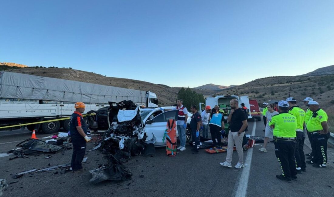  Malatya'nın Akçadağ ilçesinde hafif ticari araç ile otomobilin çarpışması sonucu