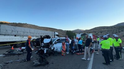  Malatya'nın Akçadağ ilçesinde hafif ticari araç ile otomobilin çarpışması sonucu