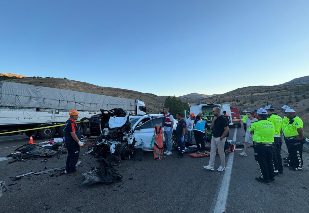  Malatya'nın Akçadağ ilçesinde hafif ticari araç ile otomobilin çarpışması sonucu