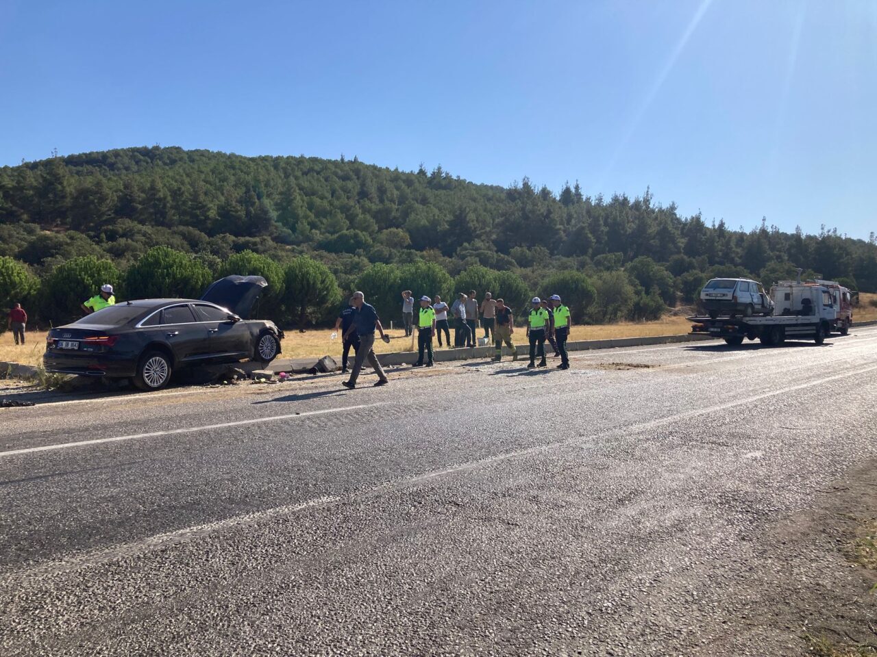 Manisa'nın Sarıgöl ilçesinde iki otomobilin çarpışması sonucu bir kişi hayatını