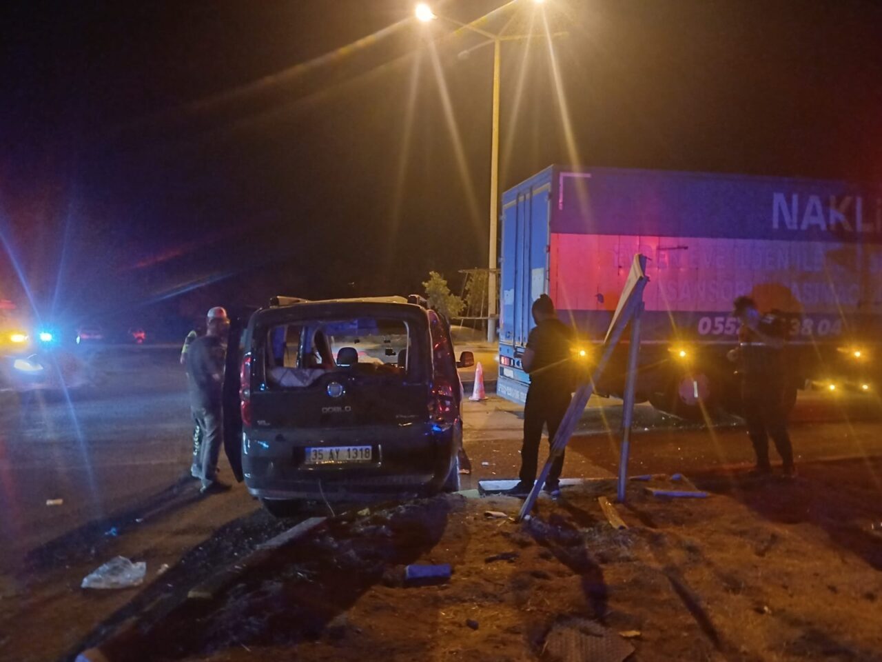 Manisa'nın Salihli ilçesinde kamyonla hafif ticari aracın çarpışması sonucu 1