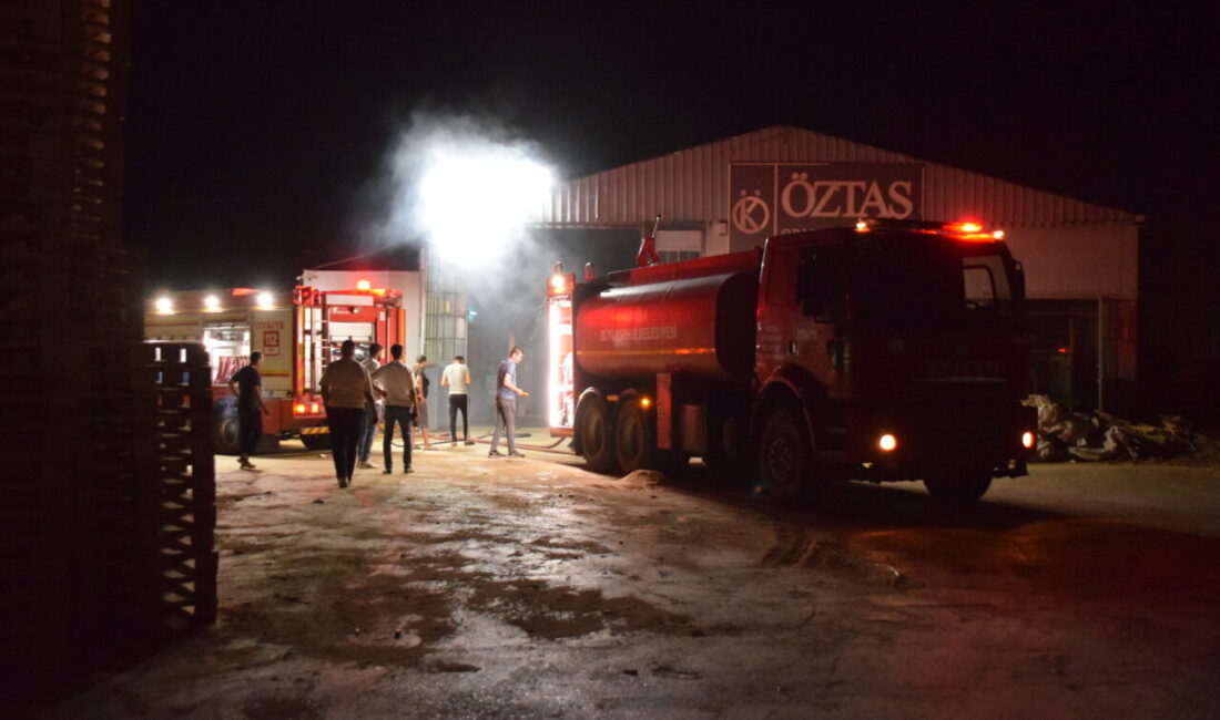  Manisa'nın Turgutlu ilçesinde kereste fabrikasında çıkan yangın, itfaiye ekiplerinin müdahalesiyle