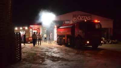  Manisa'nın Turgutlu ilçesinde kereste fabrikasında çıkan yangın, itfaiye ekiplerinin müdahalesiyle