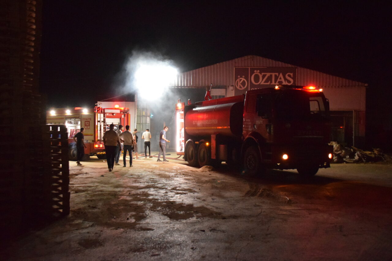  Manisa'nın Turgutlu ilçesinde kereste fabrikasında çıkan yangın, itfaiye ekiplerinin müdahalesiyle