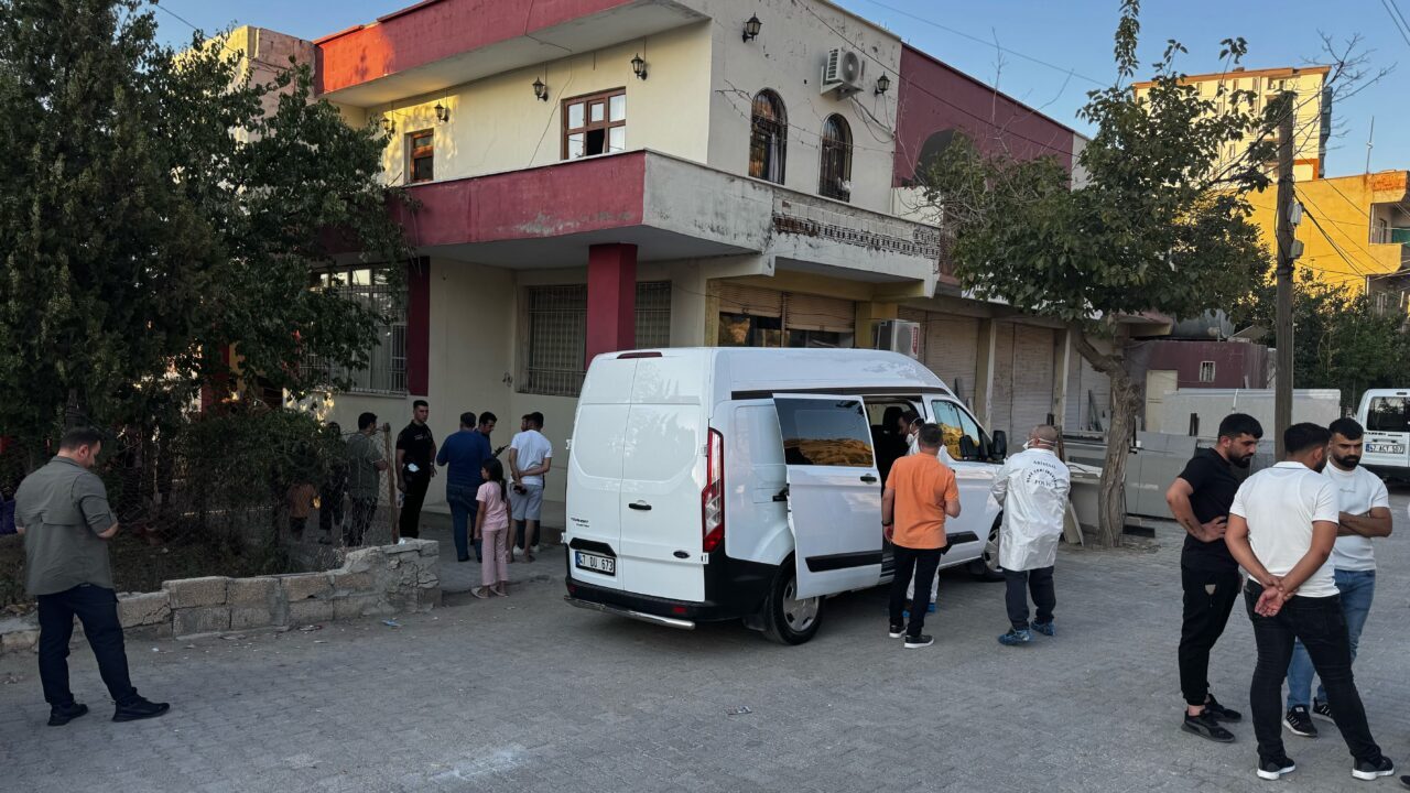Mardin'in Merkez Artuklu ilçesinde 60 yaşındaki kadın evinde ölü bulundu.