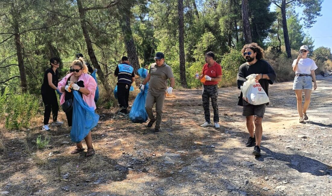 Muğla'nın Marmaris ilçesinde gönüllülerin katılımıyla yapılan çevre temizliğinde 140 torba