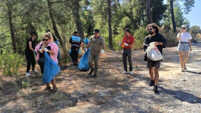 Muğla'nın Marmaris ilçesinde gönüllülerin katılımıyla yapılan çevre temizliğinde 140 torba