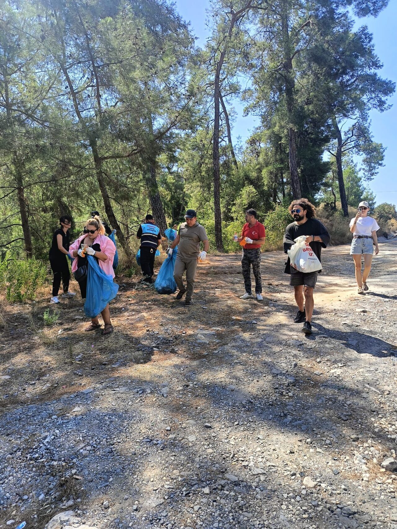 Muğla'nın Marmaris ilçesinde gönüllülerin katılımıyla yapılan çevre temizliğinde 140 torba