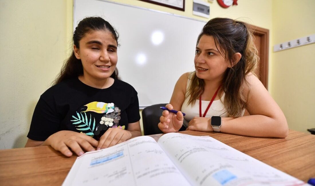 Mersin'in Silifke ilçesinde Yükseköğretim Kurumları Sınavı'na (YKS) giren görme engelli