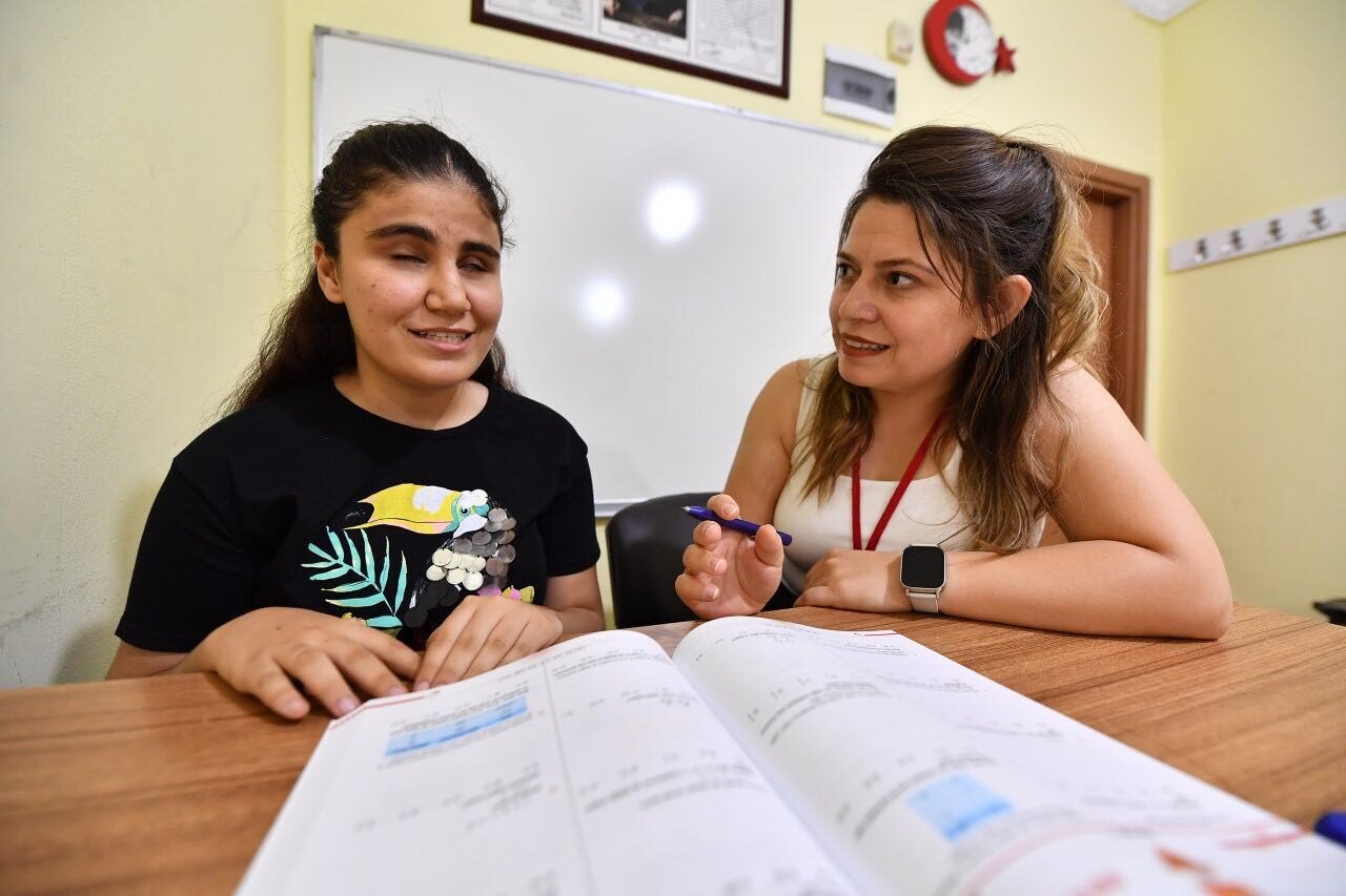 Mersin'in Silifke ilçesinde Yükseköğretim Kurumları Sınavı'na (YKS) giren görme engelli