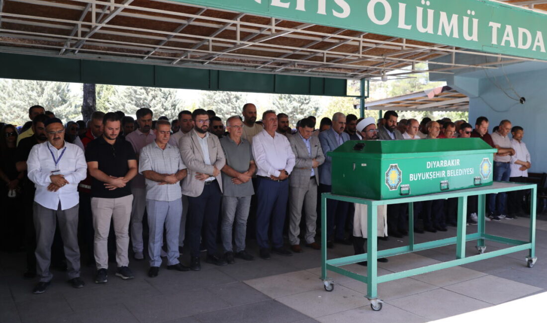 Mersin'in Erdemli ilçesinde yaz kampına götürülen çocukları taşıyan minibüsün tıra