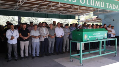 Mersin'in Erdemli ilçesinde yaz kampına götürülen çocukları taşıyan minibüsün tıra