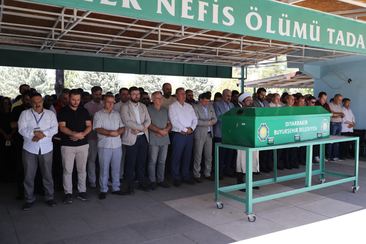 Mersin'in Erdemli ilçesinde yaz kampına götürülen çocukları taşıyan minibüsün tıra