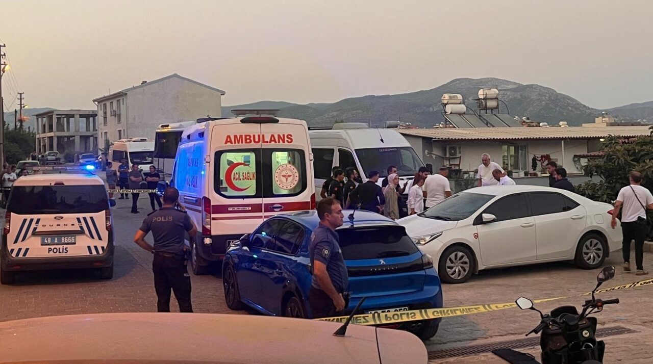  Muğla'nın Milas ilçesinde sokakta silahlı saldırıya uğrayan kadın hayatını kaybetti.