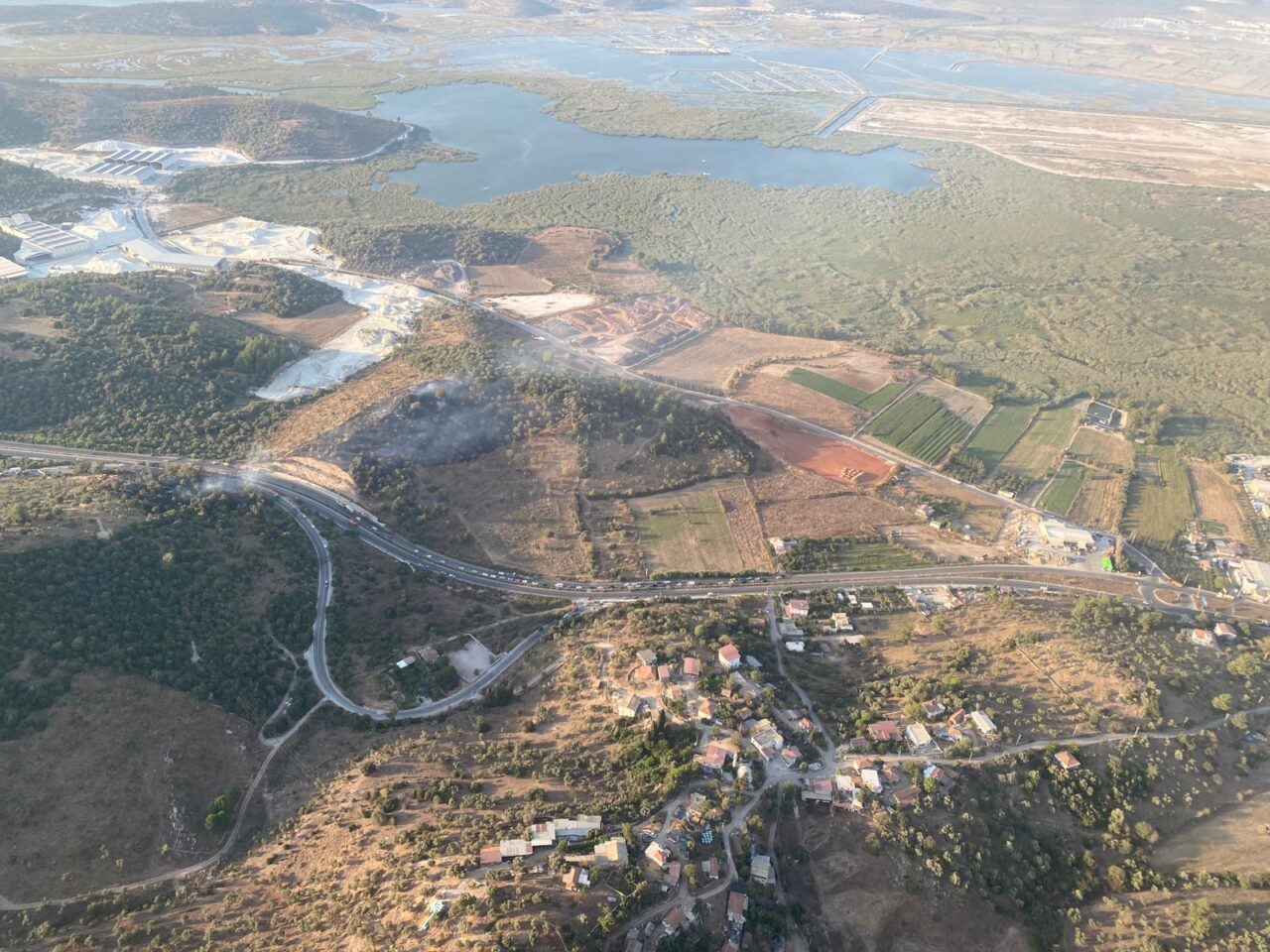 Muğla'nın Milas ilçesinde ziraat alanında başlayıp ormana sıçrayan yangın kontrol