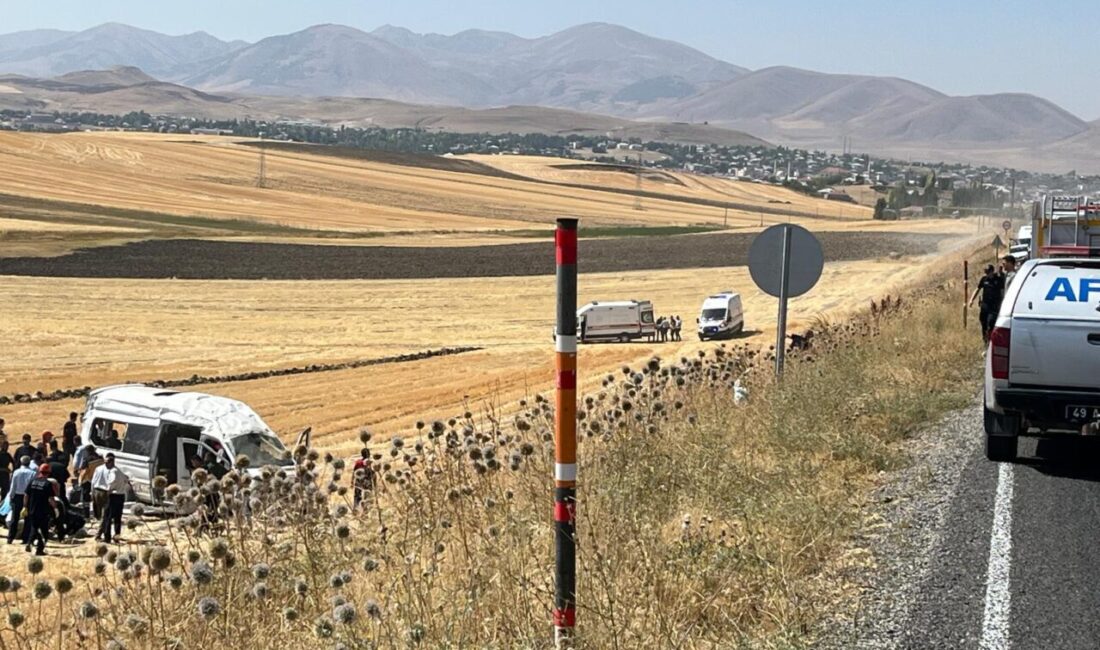 Muş'un Bulanık ilçesinde minibüsün şarampole devrilmesi sonucu 1'i ağır 10