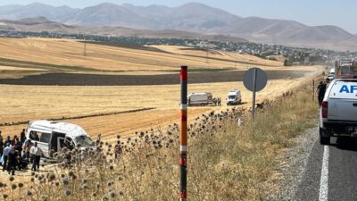 Muş'un Bulanık ilçesinde minibüsün şarampole devrilmesi sonucu 1'i ağır 10