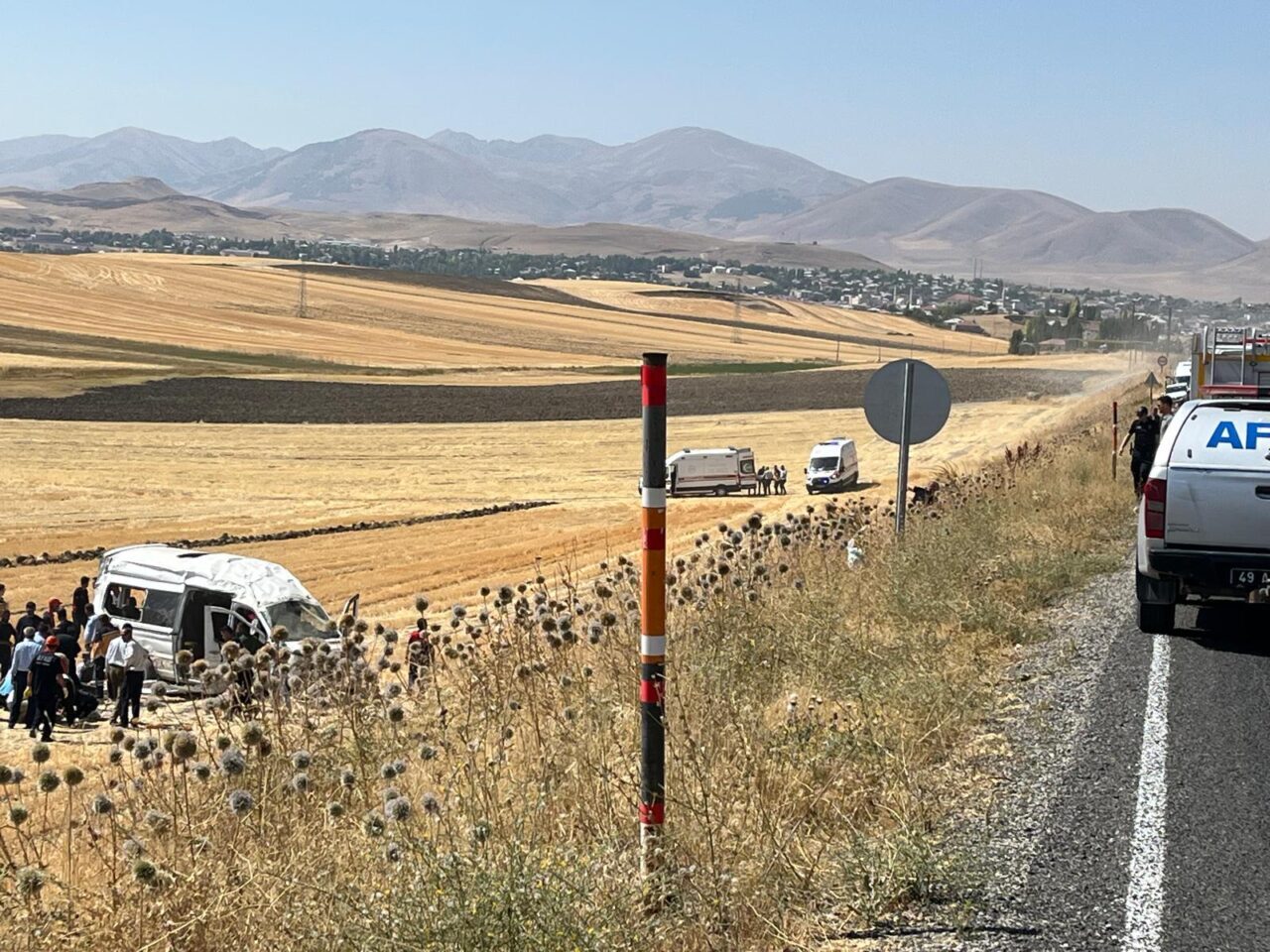 Muş'un Bulanık ilçesinde minibüsün şarampole devrilmesi sonucu 1'i ağır 10