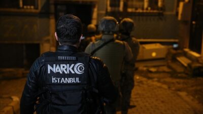 İstanbul Maltepe'de yasaklı madde sattıkları iddiasıyla gözaltına alınan 2 şüpheliden